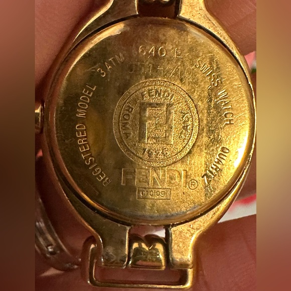 🔥🌟 AUTHENTIC 🌟🔥 FENDI Watch 640L 23mm Women's
Whites X Reds (PRE OWNED) - Picture 4 of 12